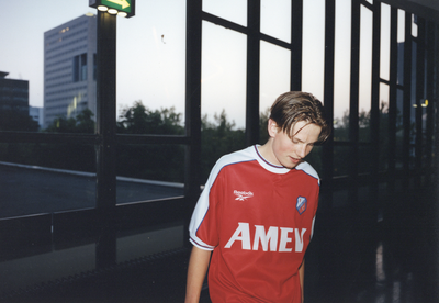 360054 Afbeelding van een jongen in een shirt van FC Utrecht in de sporthal Hoog Catharijne (Jaarbeursplein 21) te Utrecht.